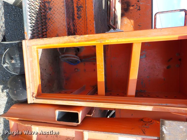 image for item J8707 1992 International 2574 bucket truck