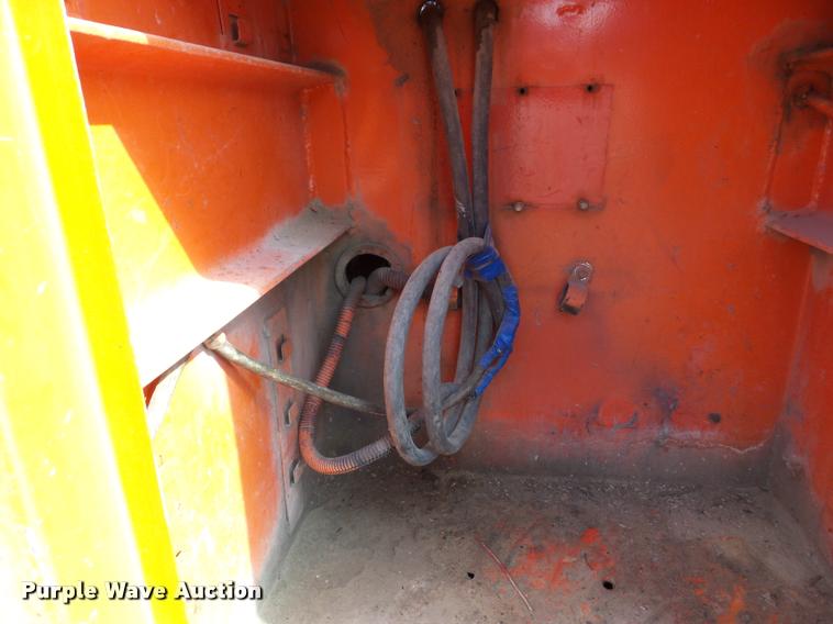 image for item J8707 1992 International 2574 bucket truck