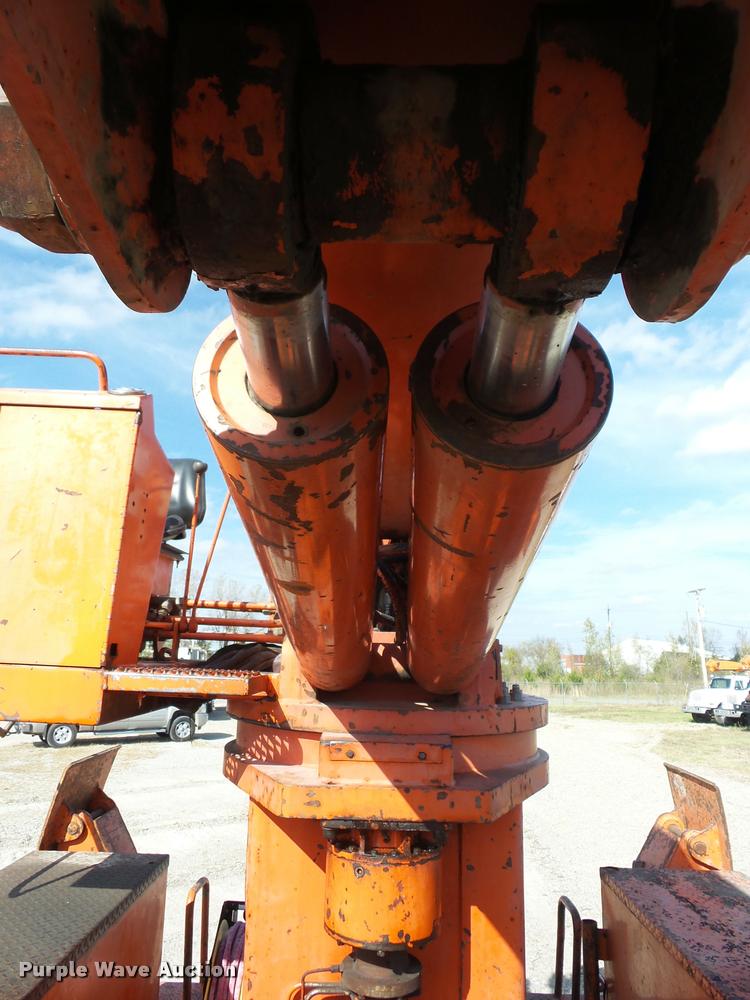 image for item J8707 1992 International 2574 bucket truck