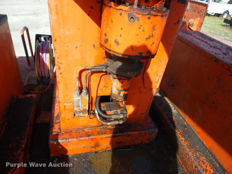 image for item J8707 1992 International 2574 bucket truck