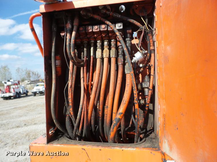 image for item J8707 1992 International 2574 bucket truck