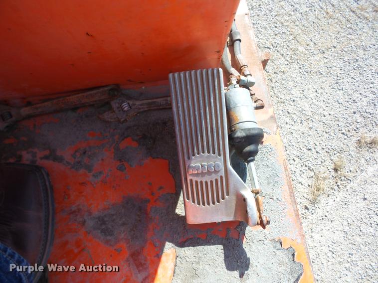 image for item J8707 1992 International 2574 bucket truck