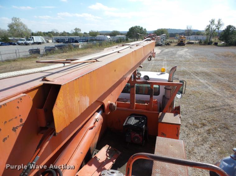 image for item J8707 1992 International 2574 bucket truck