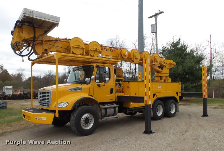 image for item K1026 2007 Freightliner Business Class M2  digger derrick truck