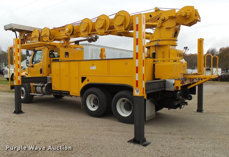 image for item K1026 2007 Freightliner Business Class M2  digger derrick truck