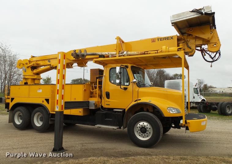 image for item K1026 2007 Freightliner Business Class M2  digger derrick truck