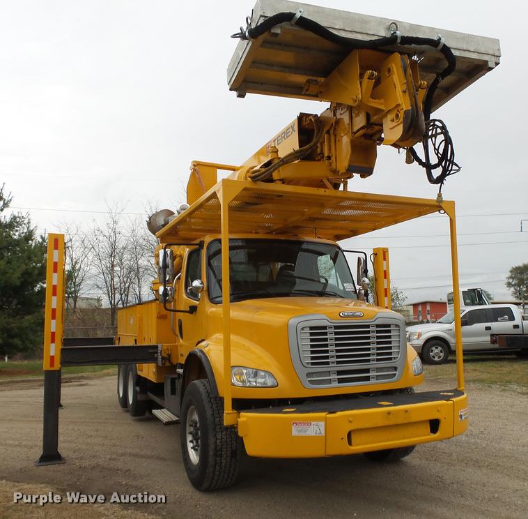 image for item K1026 2007 Freightliner Business Class M2  digger derrick truck
