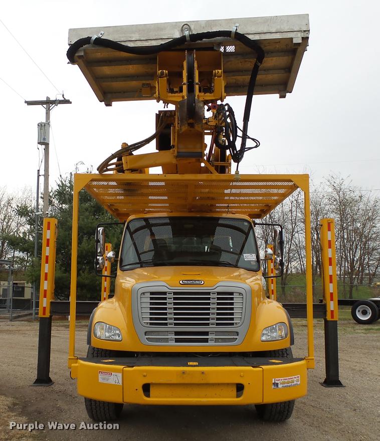 image for item K1026 2007 Freightliner Business Class M2  digger derrick truck