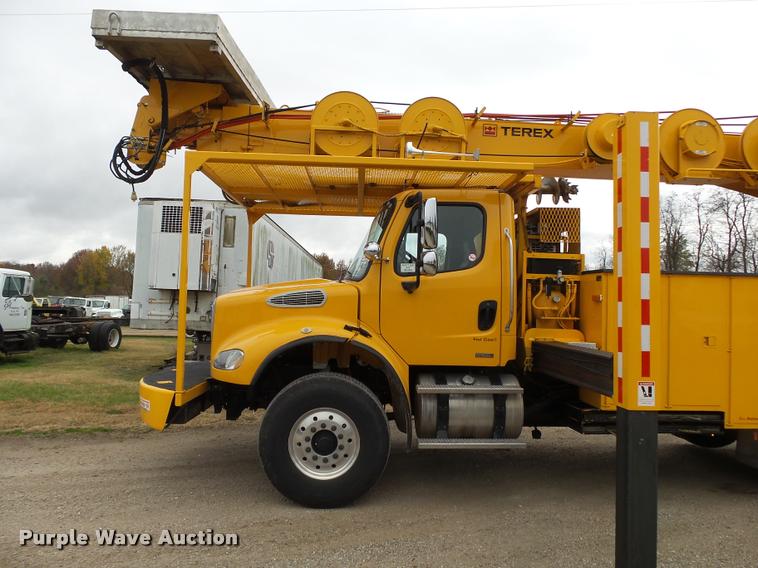 image for item K1026 2007 Freightliner Business Class M2  digger derrick truck