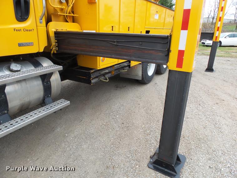 image for item K1026 2007 Freightliner Business Class M2  digger derrick truck