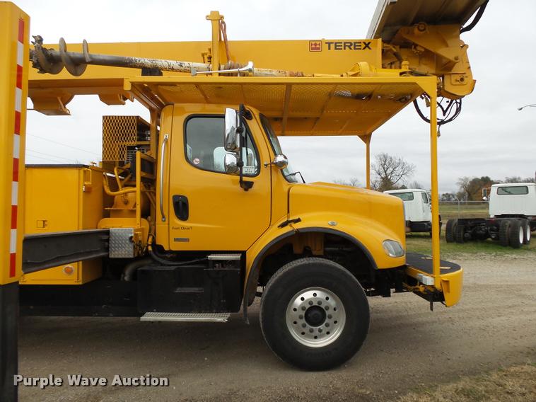 image for item K1026 2007 Freightliner Business Class M2  digger derrick truck