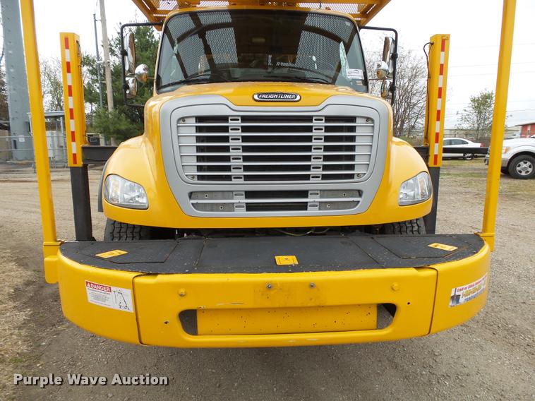 image for item K1026 2007 Freightliner Business Class M2  digger derrick truck