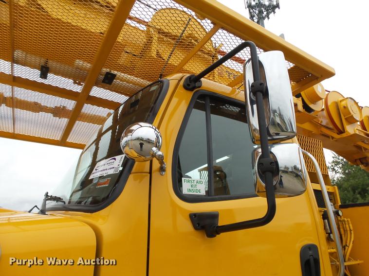 image for item K1026 2007 Freightliner Business Class M2  digger derrick truck