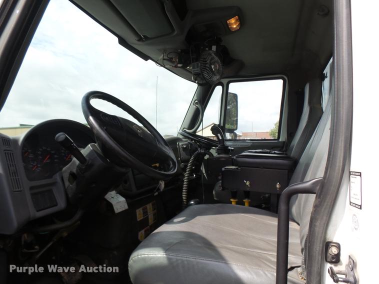 image for item K3087 2007 International 7400 refuse truck