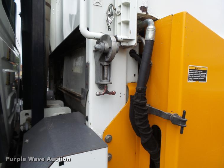 image for item K3087 2007 International 7400 refuse truck