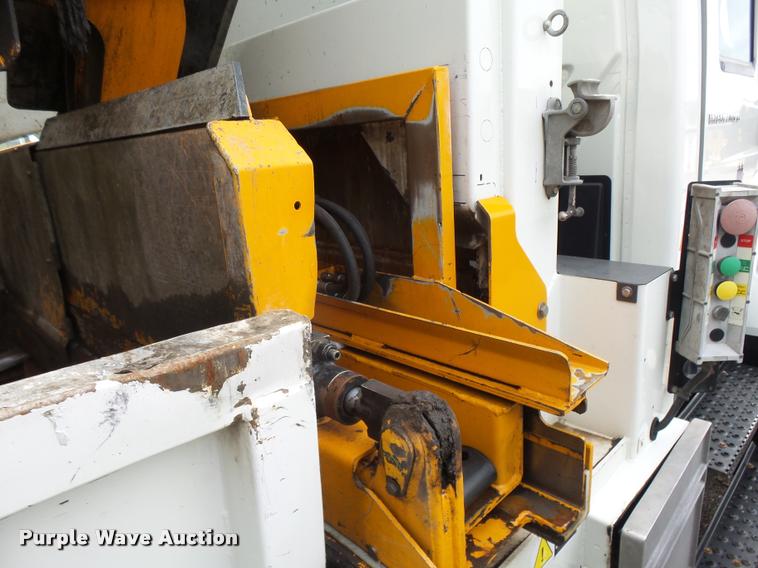 image for item K3087 2007 International 7400 refuse truck