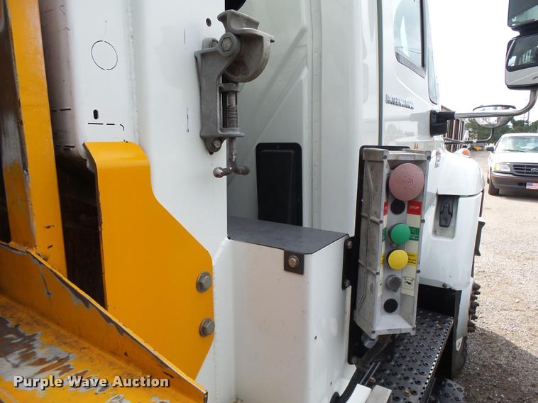 image for item K3087 2007 International 7400 refuse truck