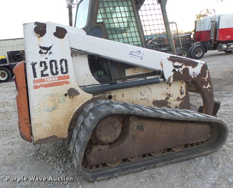 image for item K5553 2001 Bobcat T200 skid steer
