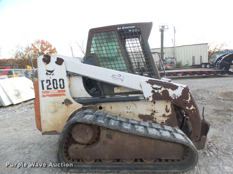 image for item K5553 2001 Bobcat T200 skid steer