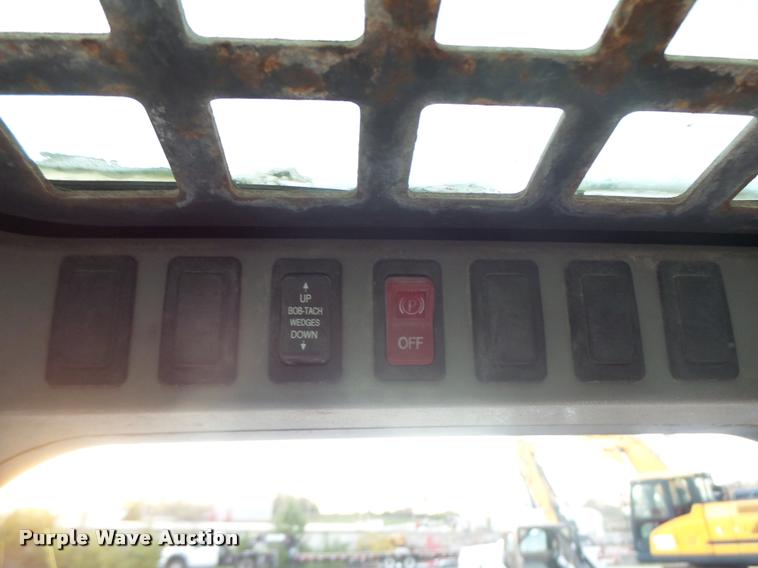 image for item K5553 2001 Bobcat T200 skid steer