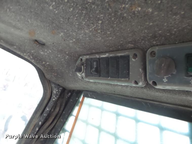 image for item K5553 2001 Bobcat T200 skid steer