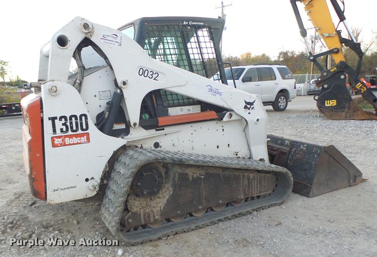 image for item K5555 2006 Bobcat T300 skid steer