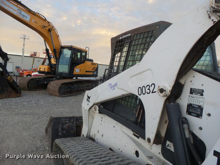 image for item K5555 2006 Bobcat T300 skid steer