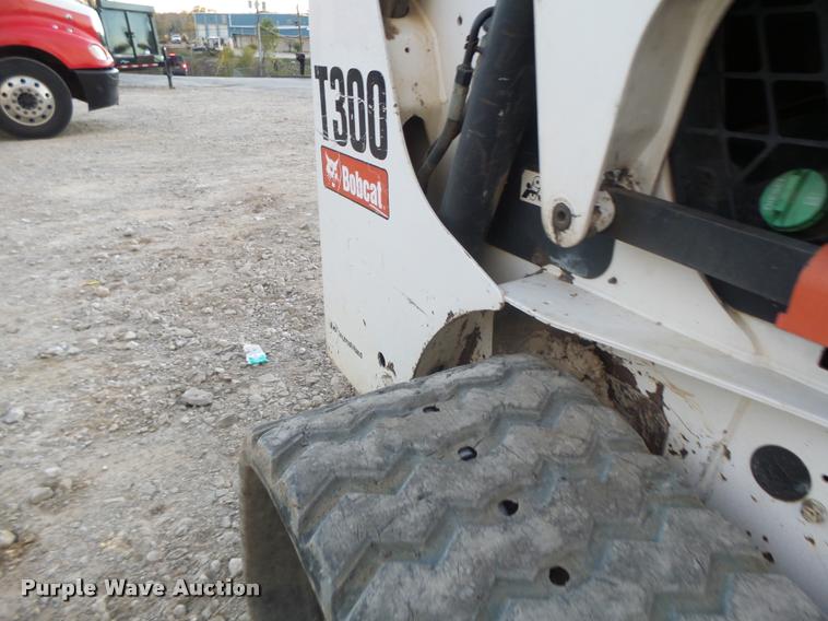 image for item K5555 2006 Bobcat T300 skid steer