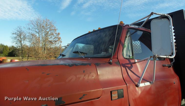 image for item K5556 1987 GMC C7D042 dump flatbed truck