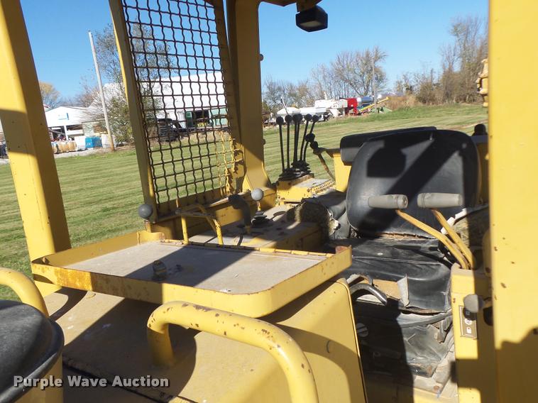 image for item K5562 Caterpillar D4H Series II dozer with vibratory cable plow