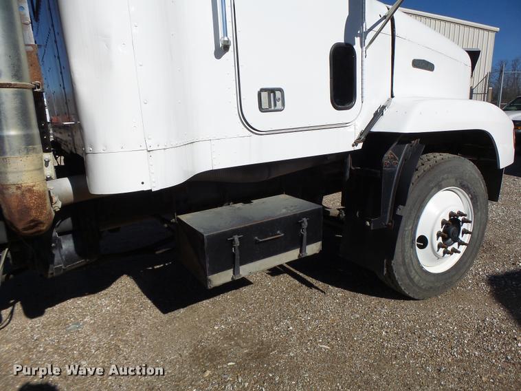 image for item K5582 1992 Freightliner FLD dump truck