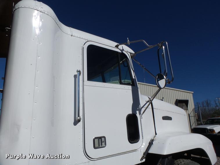 image for item K5582 1992 Freightliner FLD dump truck