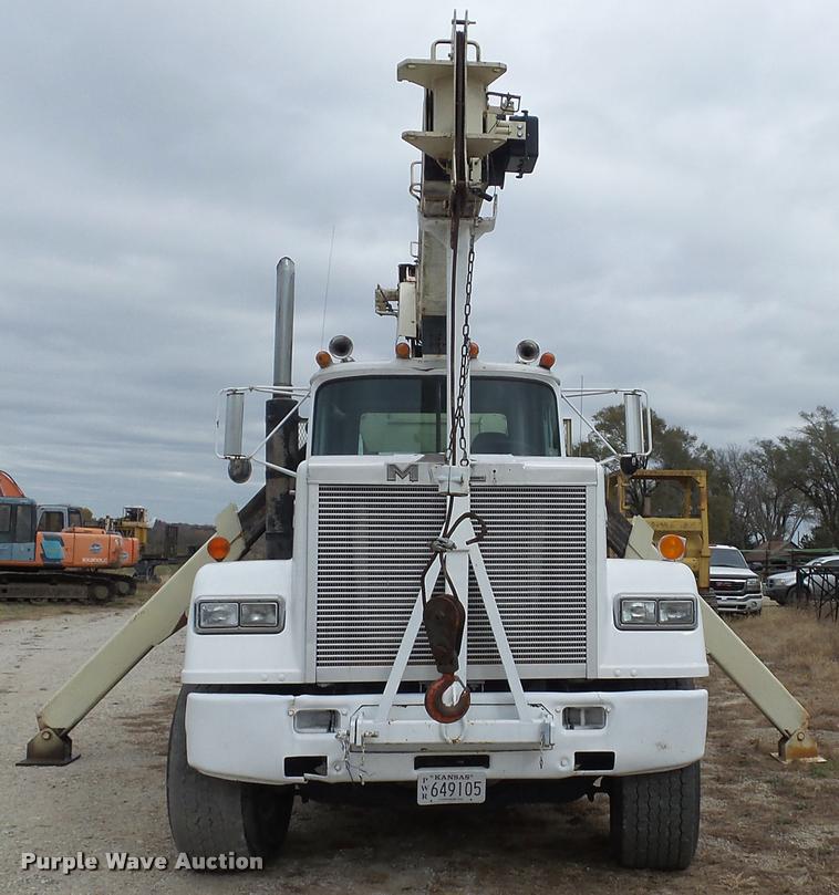 image for item K8102 1989 Mack RW713 crane truck