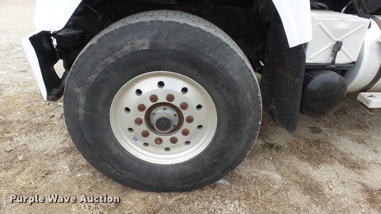 image for item K8102 1989 Mack RW713 crane truck