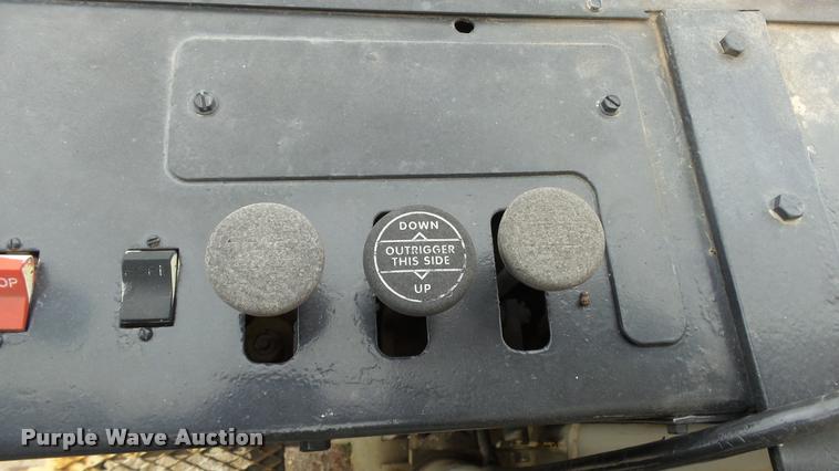 image for item K8102 1989 Mack RW713 crane truck