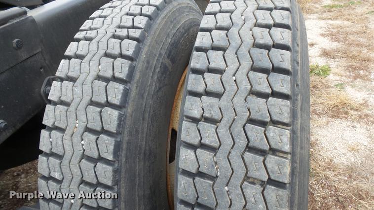 image for item K8102 1989 Mack RW713 crane truck