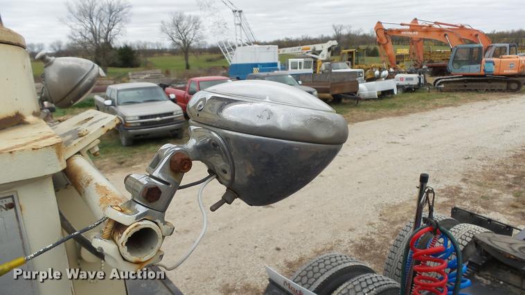 image for item K8102 1989 Mack RW713 crane truck