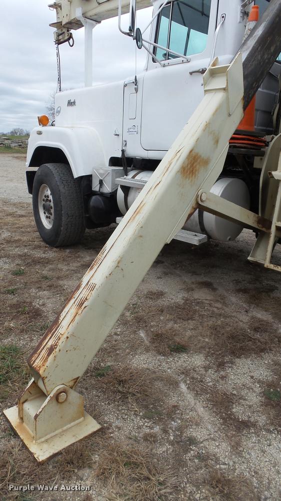 image for item K8102 1989 Mack RW713 crane truck