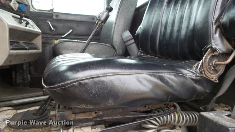 image for item K8102 1989 Mack RW713 crane truck