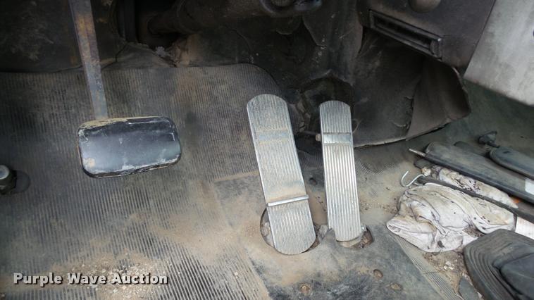 image for item K8102 1989 Mack RW713 crane truck