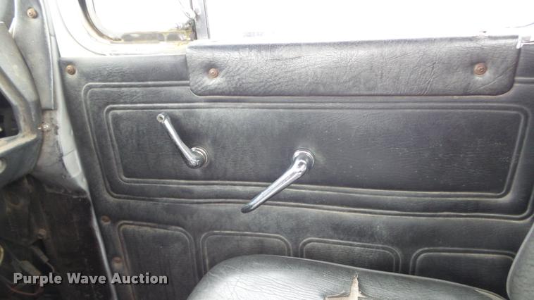 image for item K8102 1989 Mack RW713 crane truck