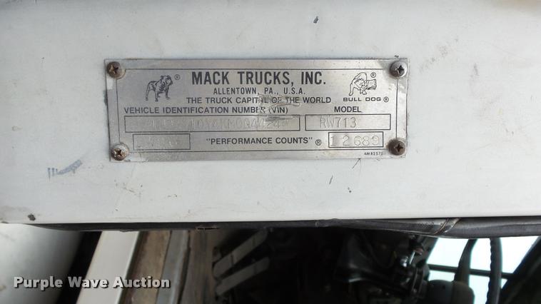 image for item K8102 1989 Mack RW713 crane truck