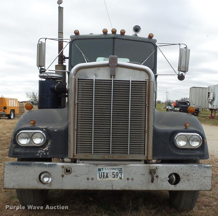 image for item K8103 1972 Kenworth T923 semi truck