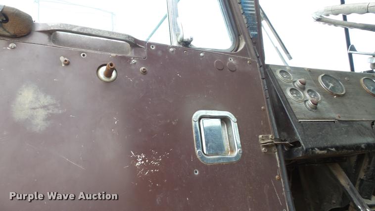 image for item K8103 1972 Kenworth T923 semi truck