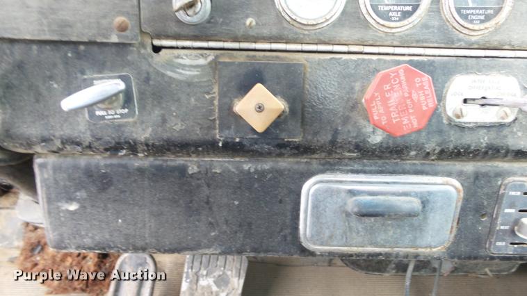 image for item K8103 1972 Kenworth T923 semi truck