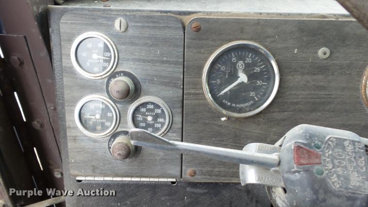 image for item K8103 1972 Kenworth T923 semi truck