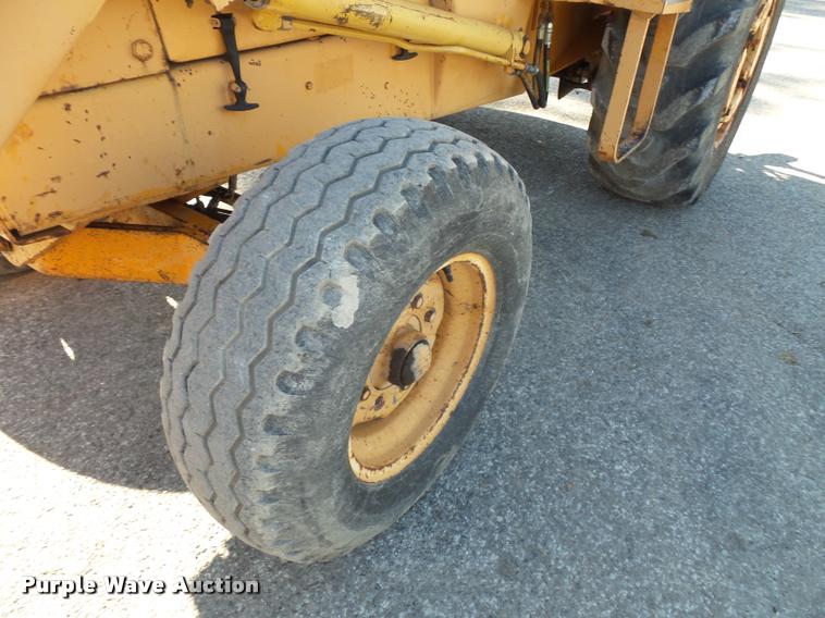 image for item L3572 1983 Case 480D landscape tractor