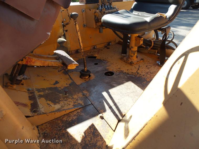 image for item L3572 1983 Case 480D landscape tractor