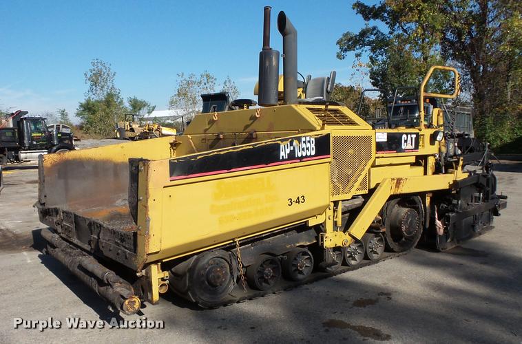 image for item L3574 2001 Caterpillar AP-1055B paver