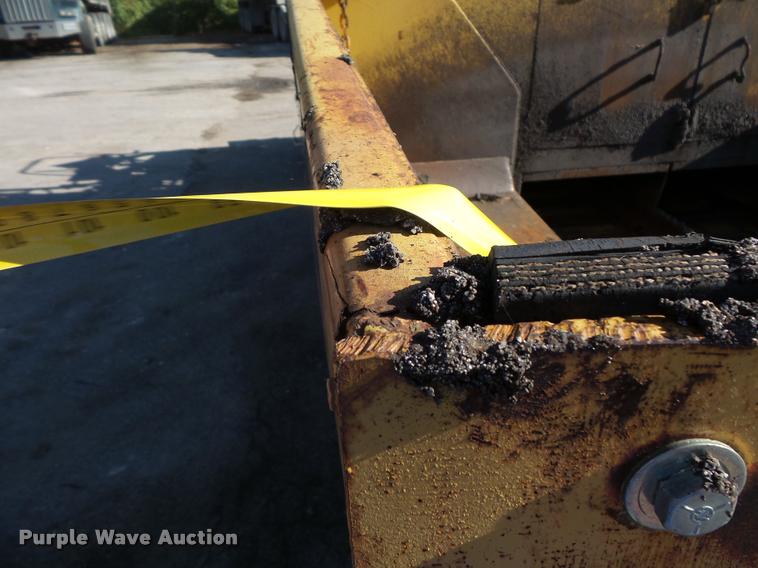 image for item L3574 2001 Caterpillar AP-1055B paver